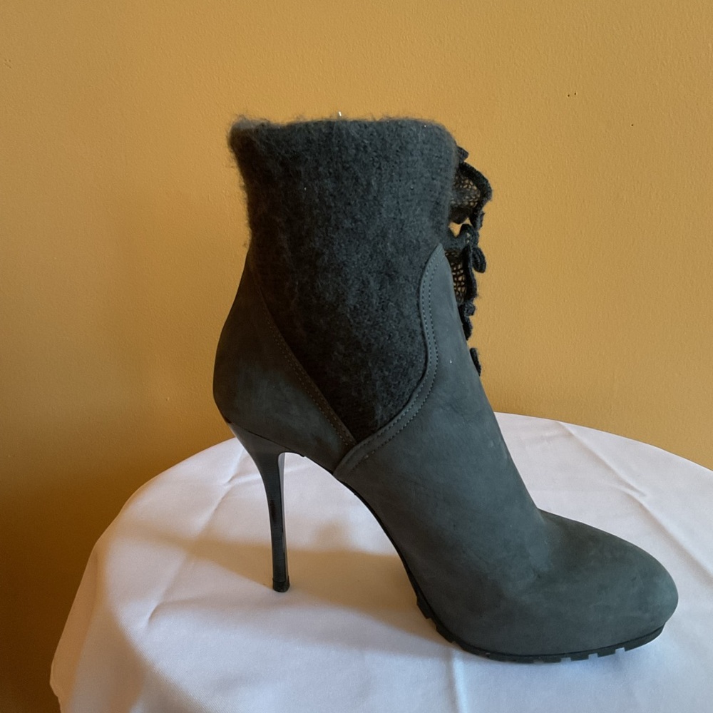 Elegant Grey Suede Stiletto Ankle Boots with Ruffle Detail Size 7.5 - Picture 4 of 9